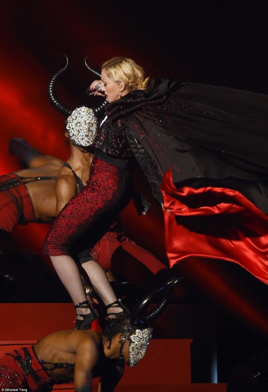 Madonna fell on stage at Brits 2015 2